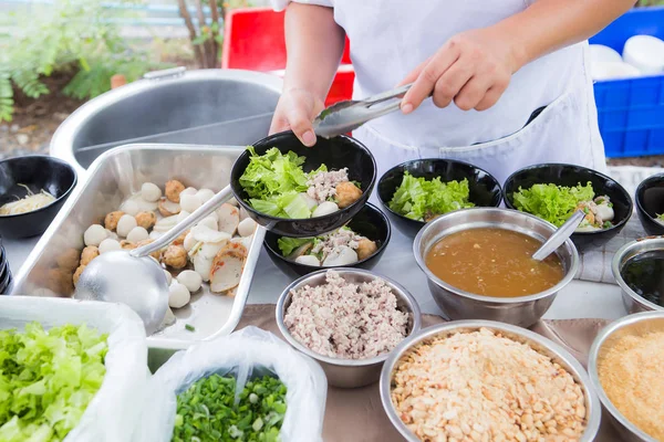 Zutat für breite Reisnudelsuppe mit Gemüse und Fleisch — Stockfoto