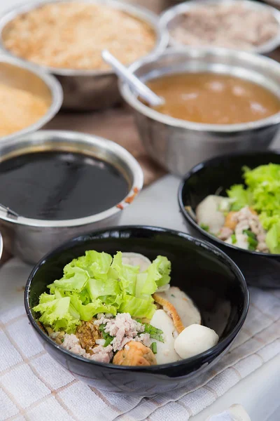 Ingrédient pour soupe de nouilles de riz avec des légumes et de la viande — Photo