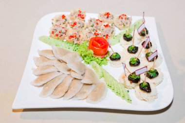 Otlu kıyılmış Tuna ve tatlı mısır pasta kabuklarında, derin yağda kızartılmış R