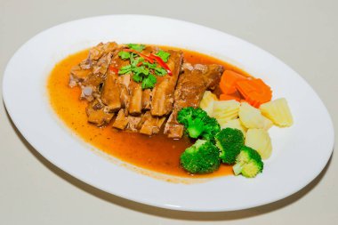 Barbekü Domuz kaburga ve beyaz tabakta sebze