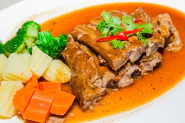 Barbekü Domuz kaburga ve beyaz tabakta sebze