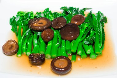 Tavada kızartılmış Çin brokoli ve istiridye sauc shiitake mantar