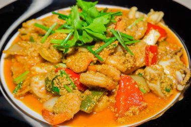 plaka üzerinde toz köri ile kızarmış deniz ürünleri