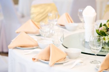 Düğün ya da olay parti için ayarlanan tablo. Zarif ve lüks decorat