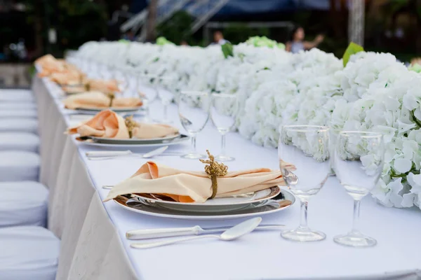 Düğün ya da olay parti için ayarlanan tablo. Zarif ve lüks decorat