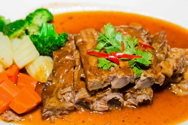 Barbekü Domuz kaburga ve beyaz tabakta sebze