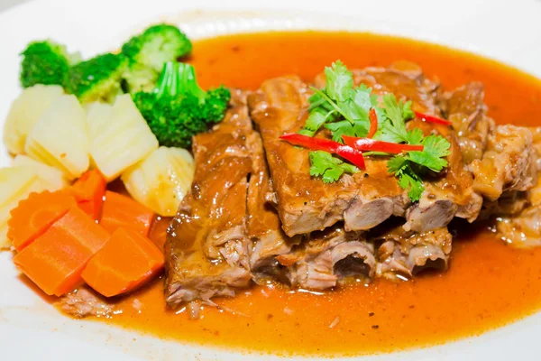 Barbekü Domuz kaburga ve beyaz tabakta sebze