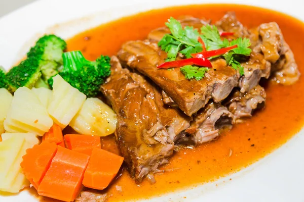 Barbekü Domuz kaburga ve beyaz tabakta sebze