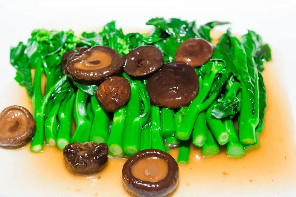 Brócoli chino frito y champiñón shiitake en chucrut de ostra —  Fotos de Stock