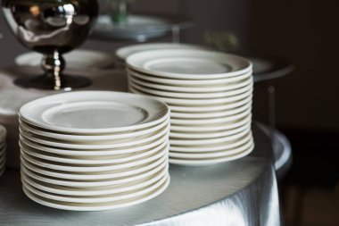 Birçok parti tabloda tabağa beyaz