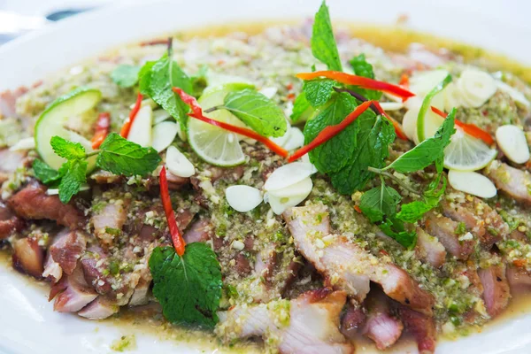 Thajská kuchyně Grill salát Pikantní vepřové maso na talíři — Stock fotografie