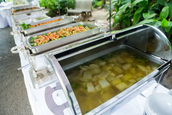 Buffet de comida tailandesa en bandeja de plata en fiesta —  Fotos de Stock