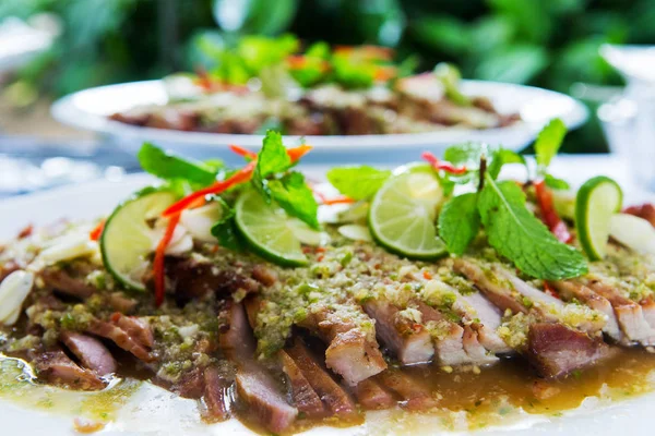 Thajská kuchyně Grill salát Pikantní vepřové maso na talíři — Stock fotografie