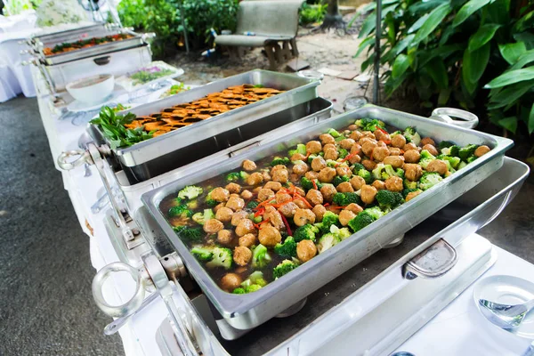 Buffet de comida tailandesa en bandeja de plata en fiesta —  Fotos de Stock