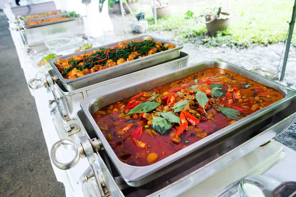 Buffet de comida tailandesa en bandeja de plata en fiesta —  Fotos de Stock