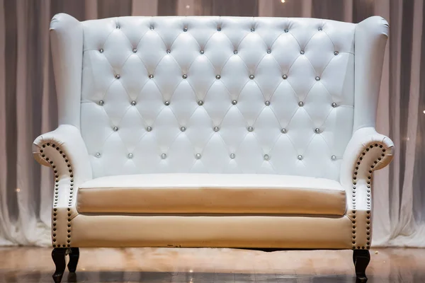 Gros plan canapé en cuir blanc de luxe sur scène — Photo