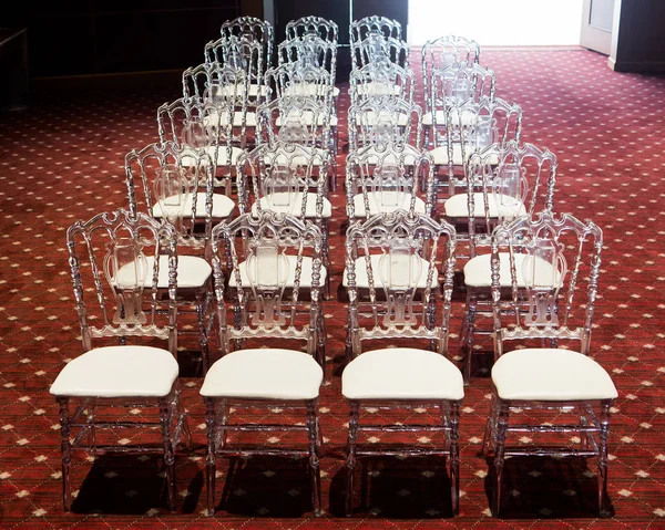Λευκή καρέκλα στο κόκκινο χαλί στην αίθουσα — Φωτογραφία Αρχείου