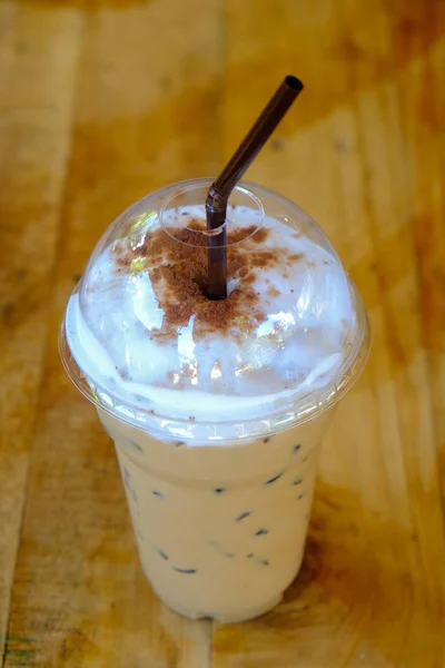 Café glacé mocca avec paille dans une tasse en plastique — Photo