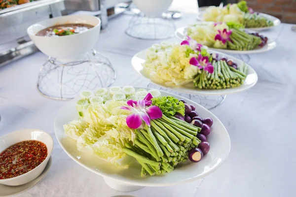 Beaucoup de légumes sur la table pour la fête — Photo
