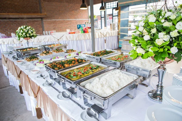 Viele Arten von thailändischem Essen in Party — Stockfoto