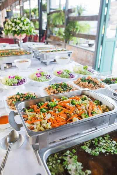 Viele Arten von thailändischem Essen in Party — Stockfoto