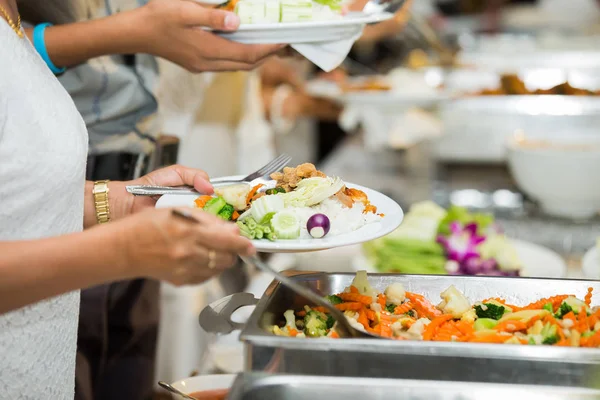Emberek csoport étkezés svédasztalos ételeket fedett luxus étterem Wi — Stock Fotó