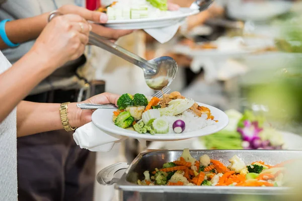 Люди групують харчування шведський стіл їжа в приміщенні розкішного ресторану wi — стокове фото