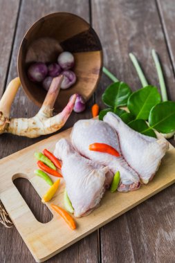 Kuzey tarzı baharatlı tavuk çorbası (Tom Yum Gai) madde