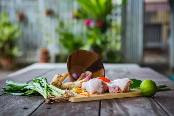 北部のピリ辛鶏スープ (トム ・ ヤム ・ ガイ) 成分 — ストック写真
