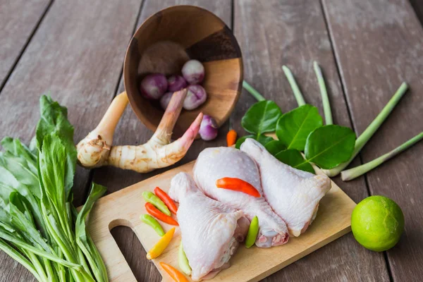 Würzige Hühnersuppe im nördlichen Stil (tom yum gai) Zutat — Stockfoto