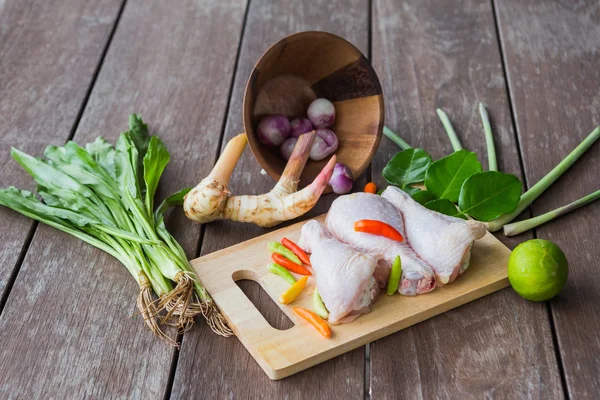 Würzige Hühnersuppe im nördlichen Stil (tom yum gai) Zutat — Stockfoto