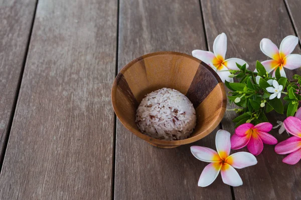 Rýže Thajsko v zapečetěné dřevo na dřevěné terase s plumeria — Stock fotografie