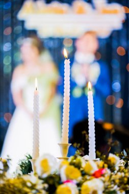 Düğün mum ve gelin, damat törenle