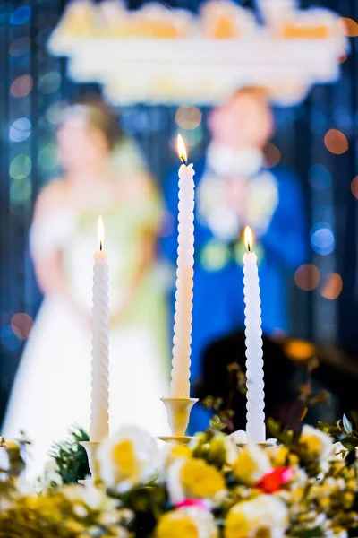 婚礼蜡烛和新娘, 新郎在仪式上 — 图库照片