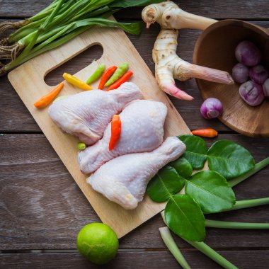 Malzemeler Kuzey tarzı baharatlı tavuk çorbası ahşap arka plan üzerinde