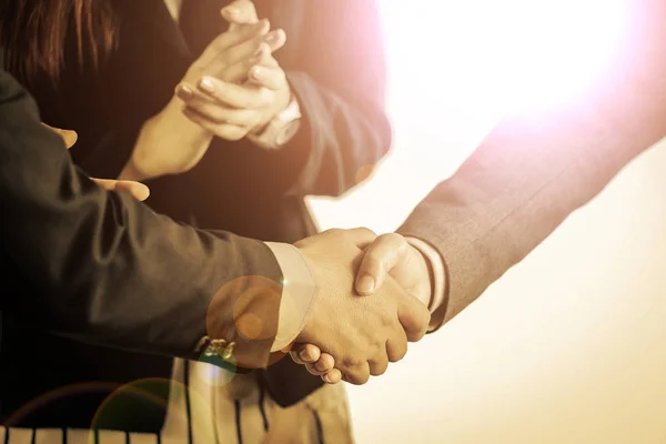 Grupa firm osób spotkanie drżenie rąk razem, busines — Zdjęcie stockowe