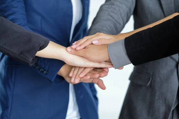 Grupo de empresarios reunidos estrechando la mano, busines — Foto de Stock