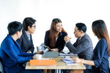 toplantıda beyin fırtınası ırklı işadamı portresi