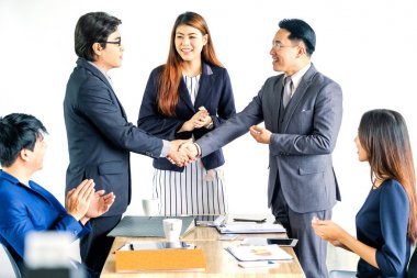 toplantıda beyin fırtınası ırklı işadamı portresi