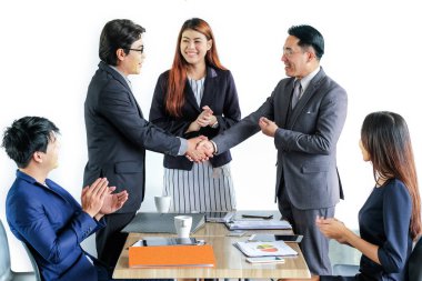 toplantıda beyin fırtınası ırklı işadamı portresi