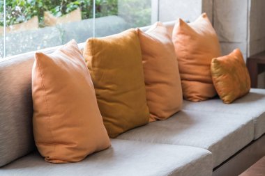 Modern kanepe yastık ile modern oturma odasında