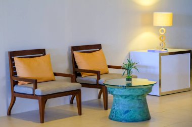 Tablo ve tablo sandalye ve otel yatak odası iç.