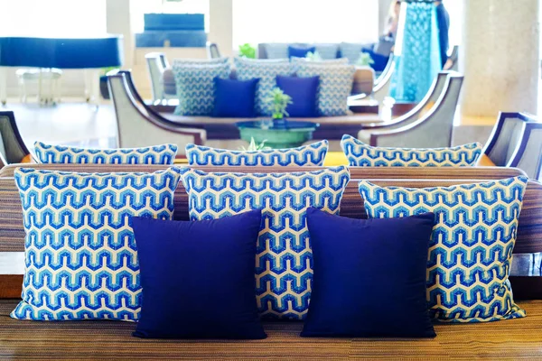 Modern soffa i modernt vardagsrum med kuddar — Stockfoto