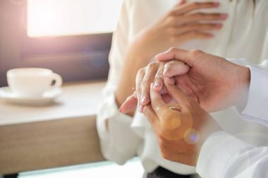 Genç adam sürpriz kız arkadaşımla bir evlenme teklifi. Kız