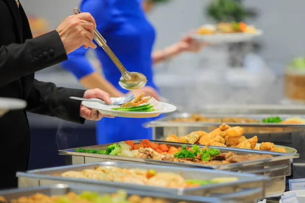 Insanlar grubu lüks Restoran wi kapalı açık büfe gıda catering — Stok fotoğraf