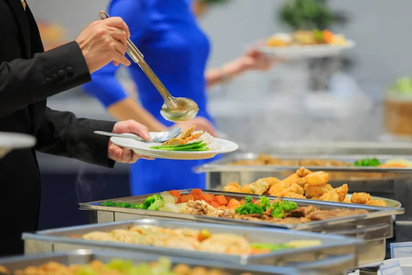 Menschen Gruppe Catering Buffet Essen drinnen in Luxus-Restaurant wi — Stockfoto