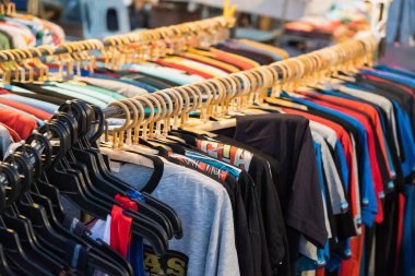 Erkek ve kadın'ın yaz giysileri tişörtü gömlek pantolon jer