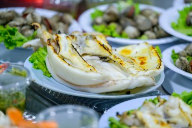 ateş altında bir ızgarada kalamar