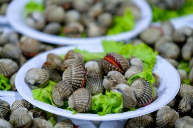 Izgara cockle baharatlı sos ile.