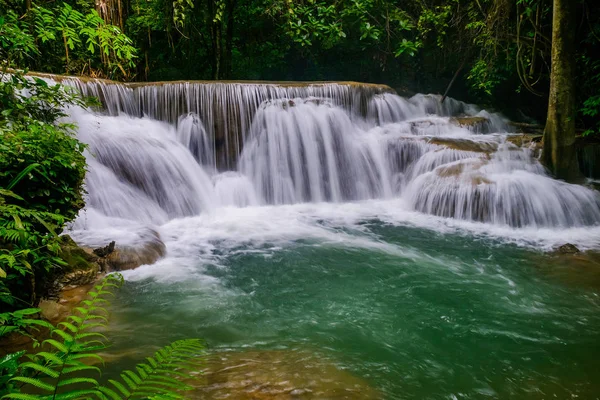 Huai Mae Kamin Cachoeira em Kanchanaburi, Tailândia — Fotografia de Stock